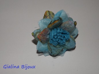 Bague fantaisie fleur bleue en métal argenté et textile ajustable