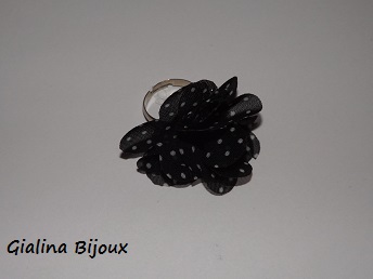 Bague fantaisie fleur textile noire à poids blanc