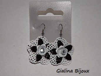 Boucles d'oreilles fleur noire et blanche en métal peint