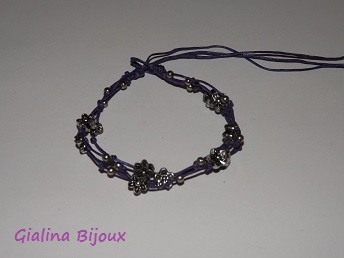 Bracelet fantaisie cordon 3 rangs violet et fleurs argentées