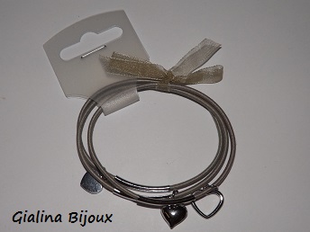 Bracelet fantaisie 3 coeurs en métal et matières mélangées élastique gris