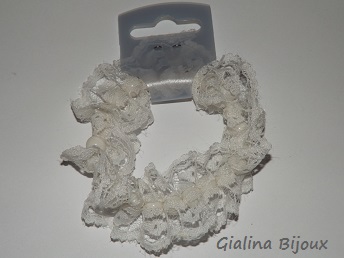 Bracelet fantaisie en dentelle et plastique blanc élastique