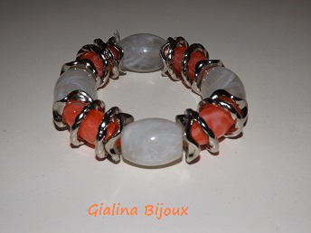 Bracelet élastique perles bicolores crème et corail encerclé d'anneaux argentés