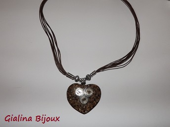 Collier fantaisie coeur marron en résine et métal argenté longueur 45 cm